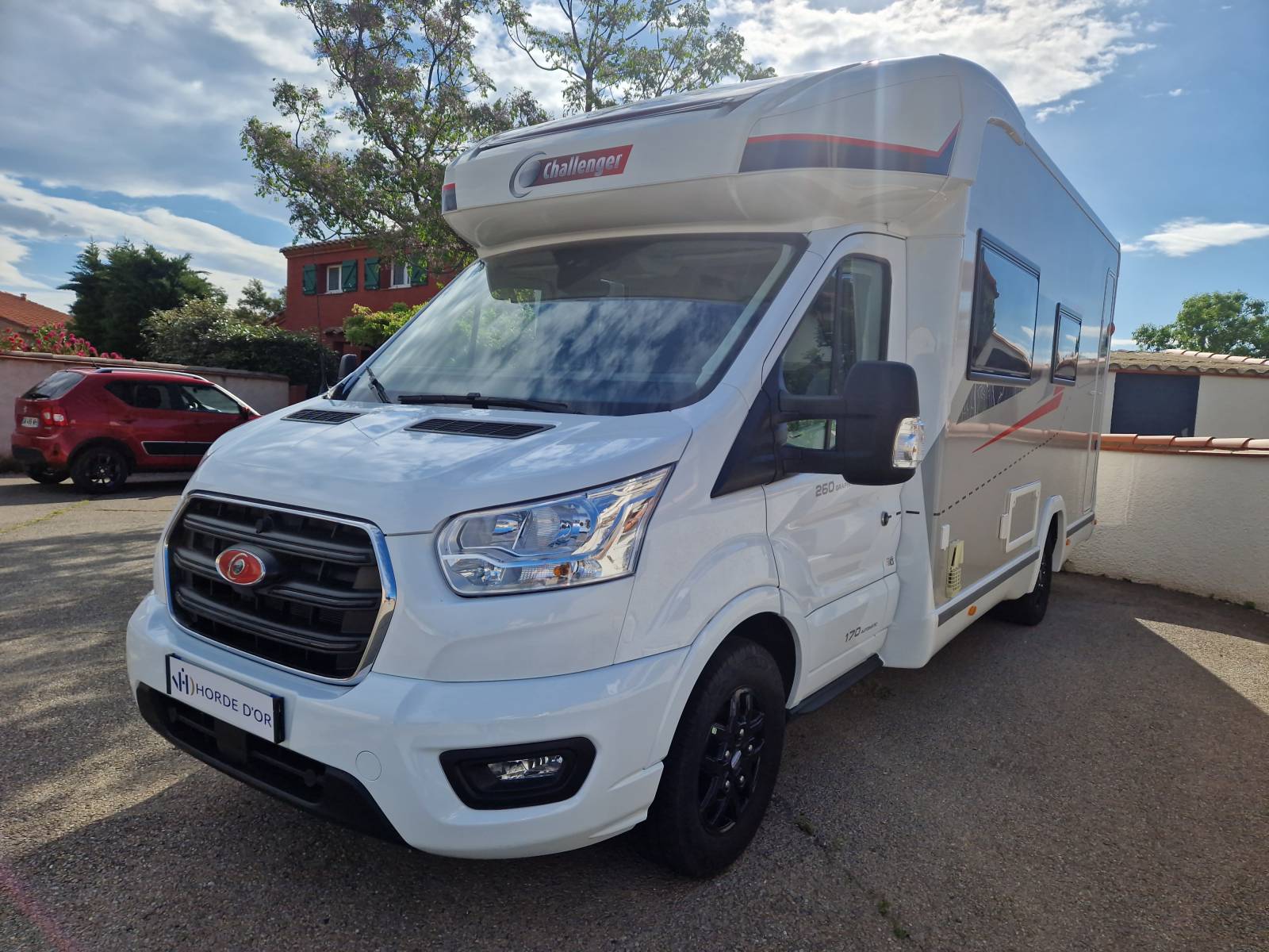 Profilé CHALLENGER 260 Graphite Ultimate - Boite auto - Maxi salon - Lit pavillon électrique 160cm - Etat poche du neuf - Première main