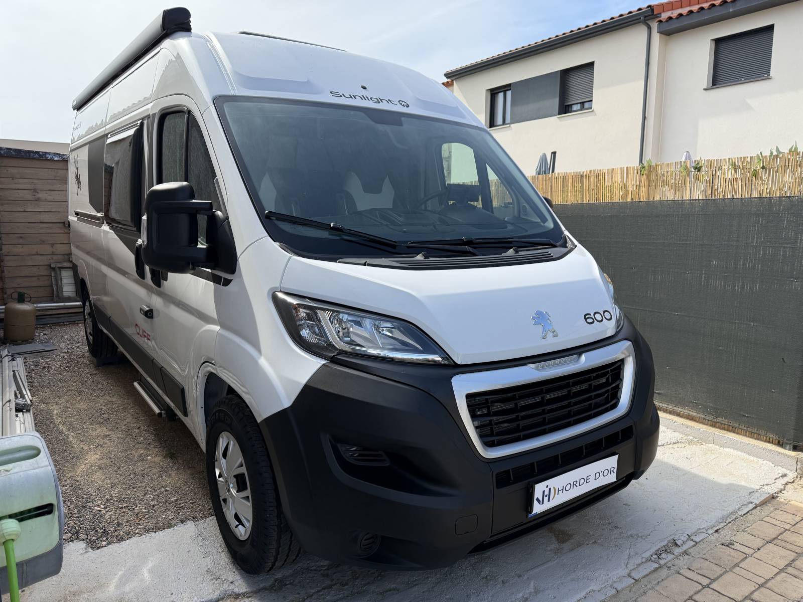Fourgon aménagé 5.99m SUNLIGHT CVE 600 - Etat neuf - Première main - Seulement 2950 kms - Equipement complet