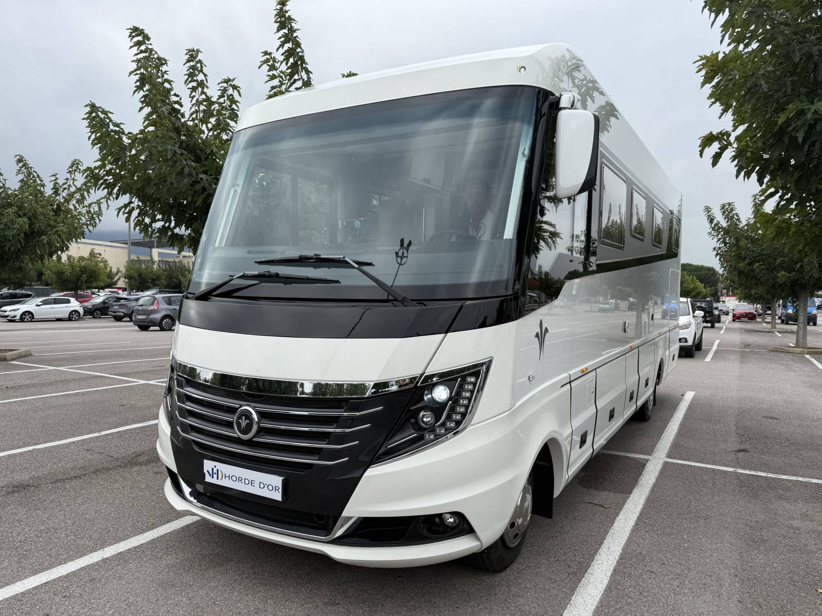 Intégral poids lourd NIESMANN BISCHOFF FLAIR 840 L  - Boite auto IVECO 205CH - Excellent état général - Equipement complet - Lit transversal sur soute