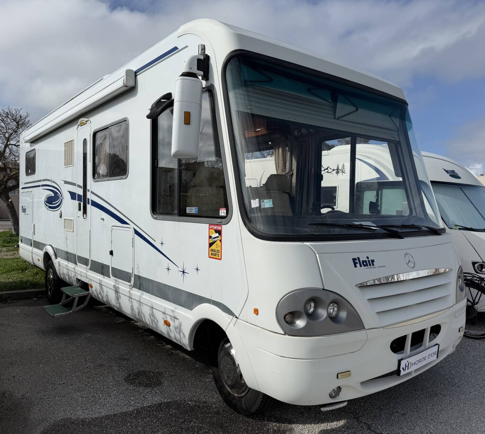 Intégral poids lourd de prestige Niesmann Bischoff FLAIR I 8000 IEB - Lits jumeaux sur soute - Mercedes 156CH 5 cylindres boite automatique