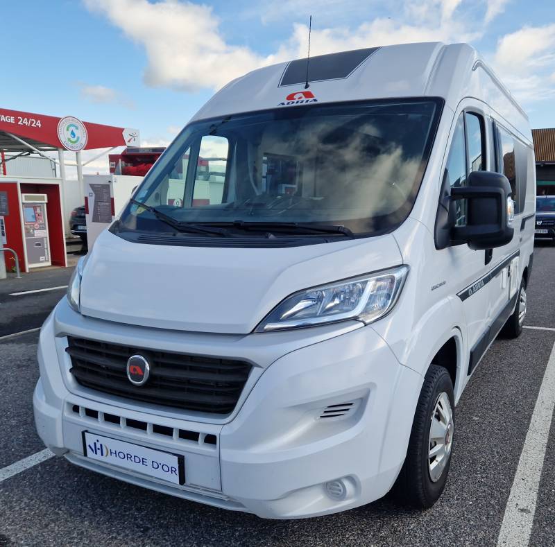 Adria TWIN PLUS 540 SP compact avec lit transversal arrière Etat proche du neuf, entretien à jour prêt à partir!